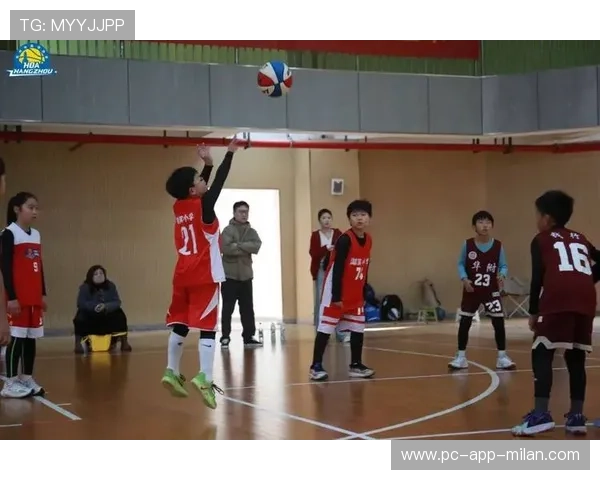 “青春逐梦”公益篮球比赛在河南焦作激烈角逐，河南省青少年篮球比赛